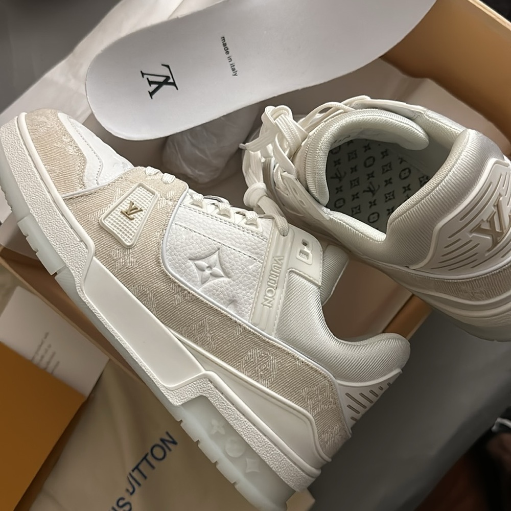 Louis Vuitton Trainer Sneaker size LV 8 (US 9 Perfectly)